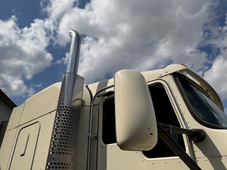 2012-kenworth-900b-image-46