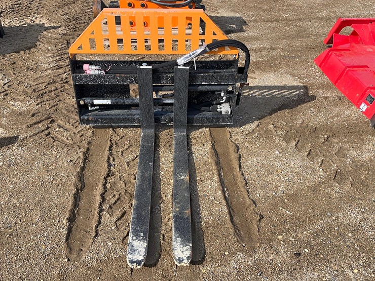 wolverine-skid-steer-hydraulic-pallet-forks-image-2