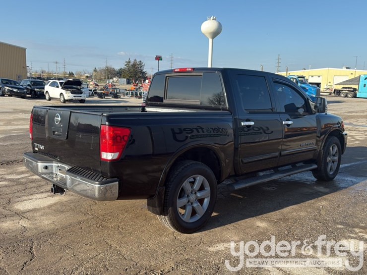 2011-nissan-titan-image-3