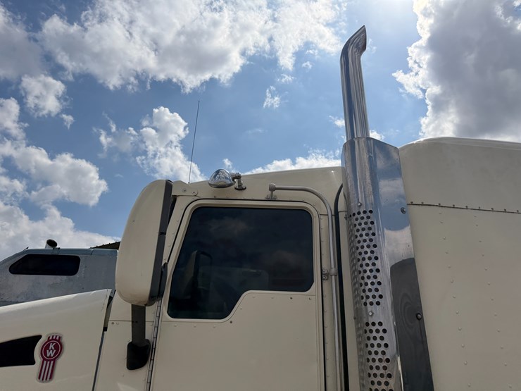 2012-kenworth-900b-image-35