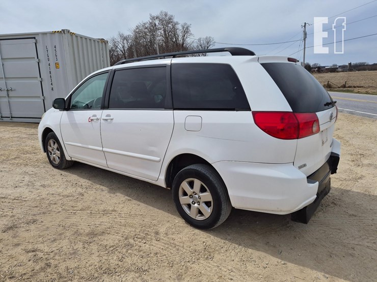 2009-toyota-sienna-image-11