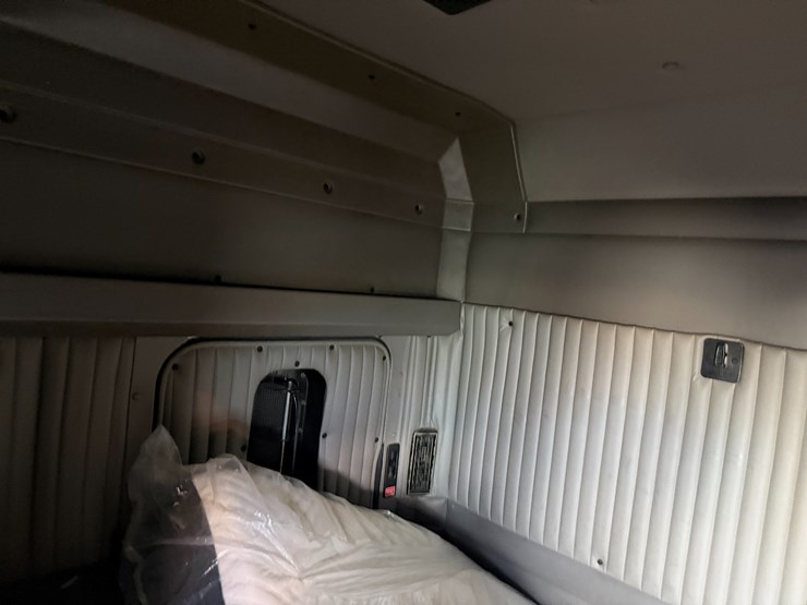 2012-kenworth-900b-image-82