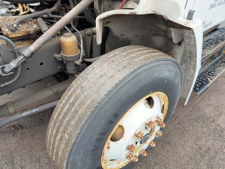 2002-freightliner-fl70-image-10