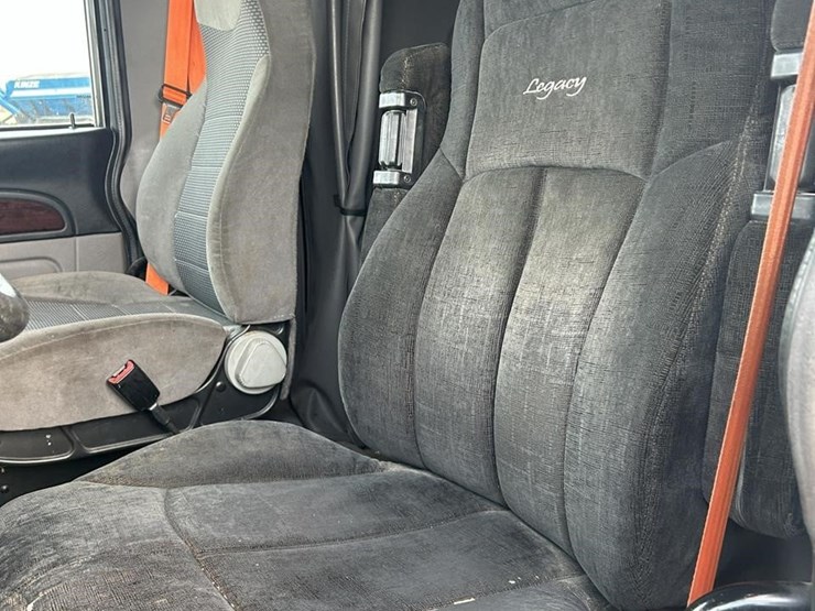 2014-peterbilt-384-image-16