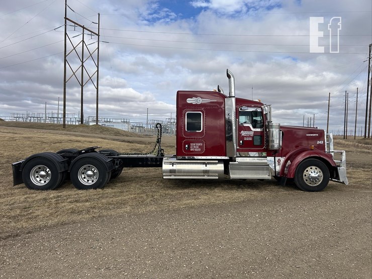 2025-kenworth-w900-image-5