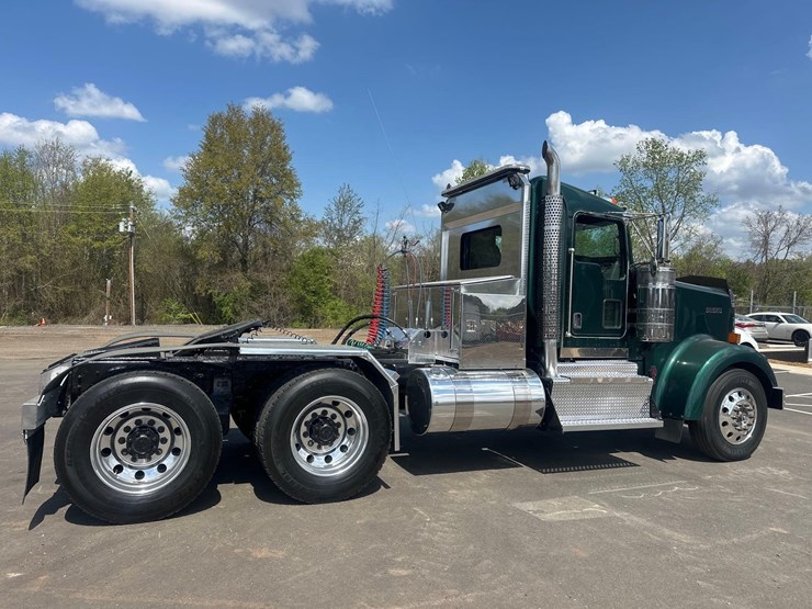 2016-kenworth-w900l-image-4