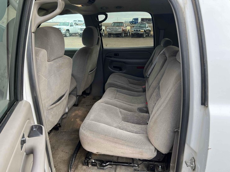 2005-chevrolet-suburban-image-13