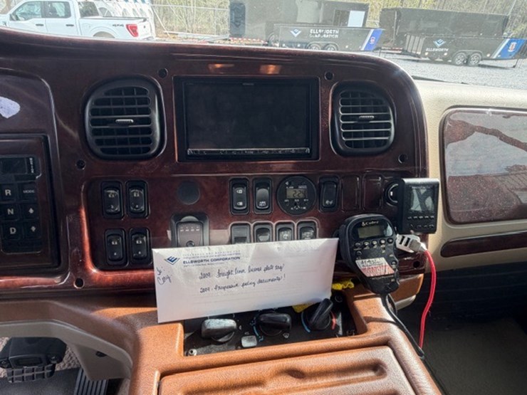 2008-freightliner-m2-106-image-76