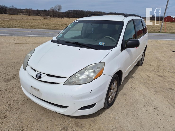 2009-toyota-sienna-image-2