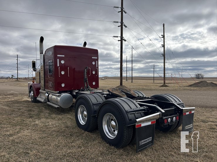 2025-kenworth-w900-image-8