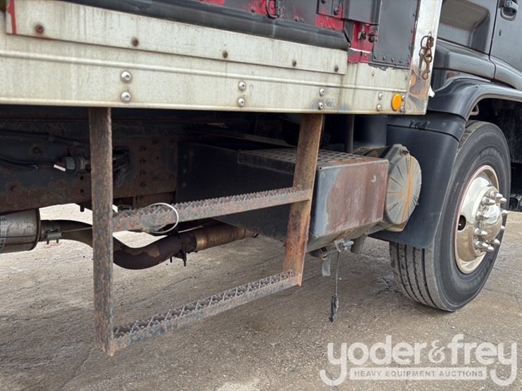 2001-isuzu-npr-image-32