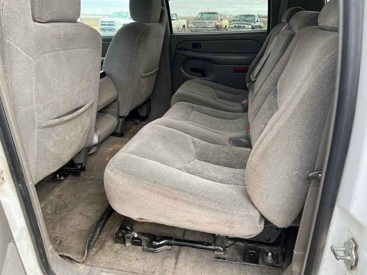 2005-chevrolet-suburban-image-12