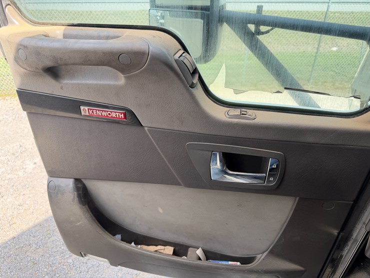 2012-kenworth-900b-image-88