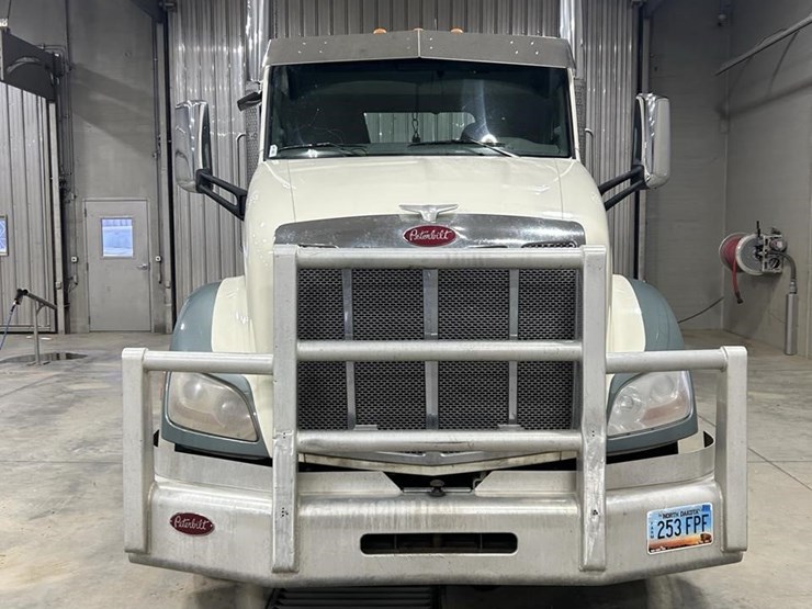 2016-peterbilt-579-image-2