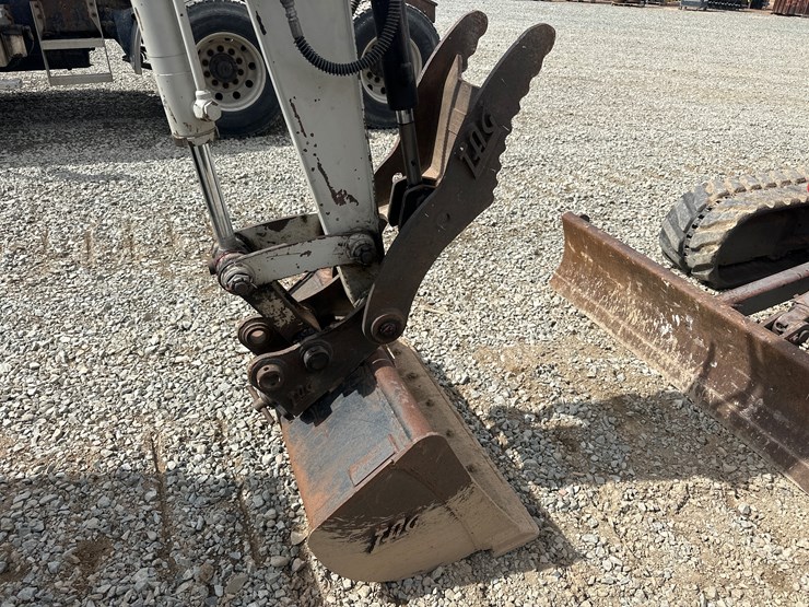 2014-takeuchi-tb240-image-23