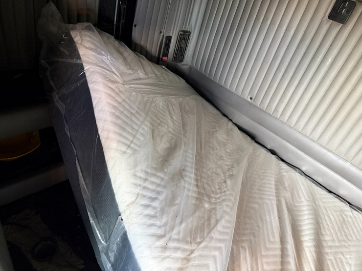 2012-kenworth-900b-image-84