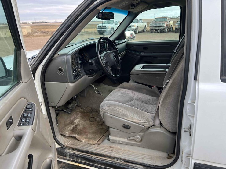 2005-chevrolet-suburban-image-18