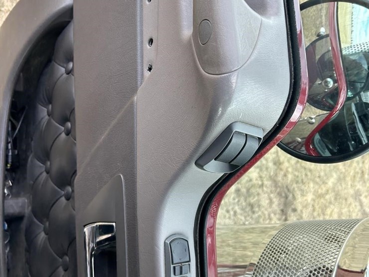 2025-kenworth-w900-image-59