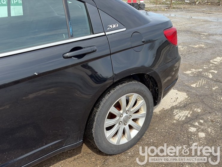 2013-chrysler-200-image-8