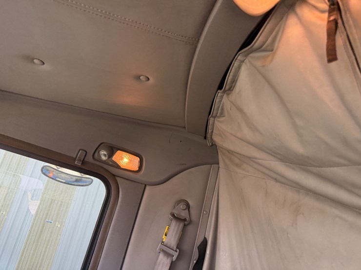 2012-kenworth-900b-image-81