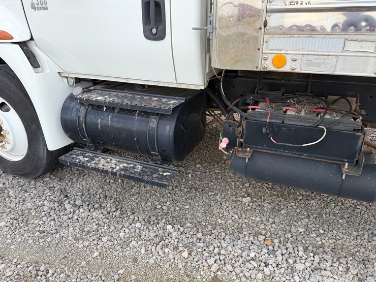 2004-international-durastar-4300-image-25