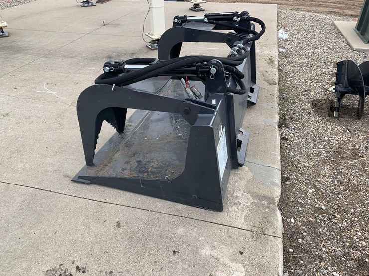wolverine-skid-steer-bucket-grapple-image-6