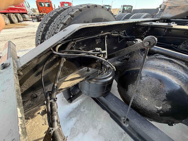 2016-peterbilt-579-image-11