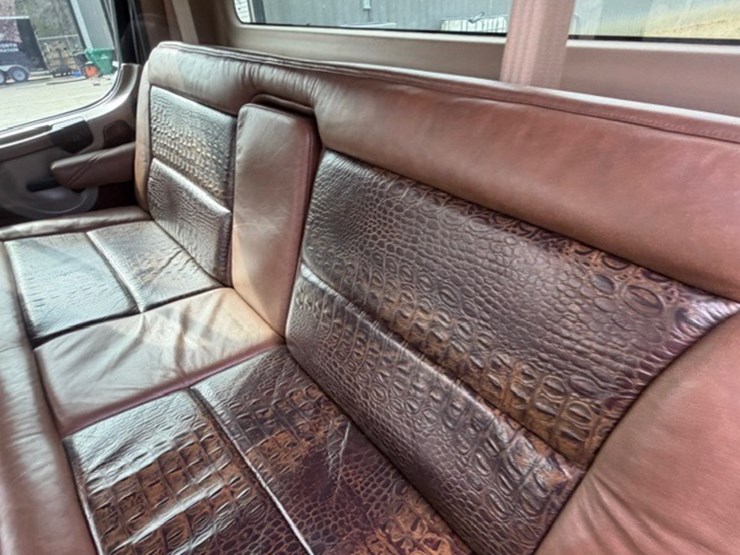 2008-freightliner-m2-106-image-47