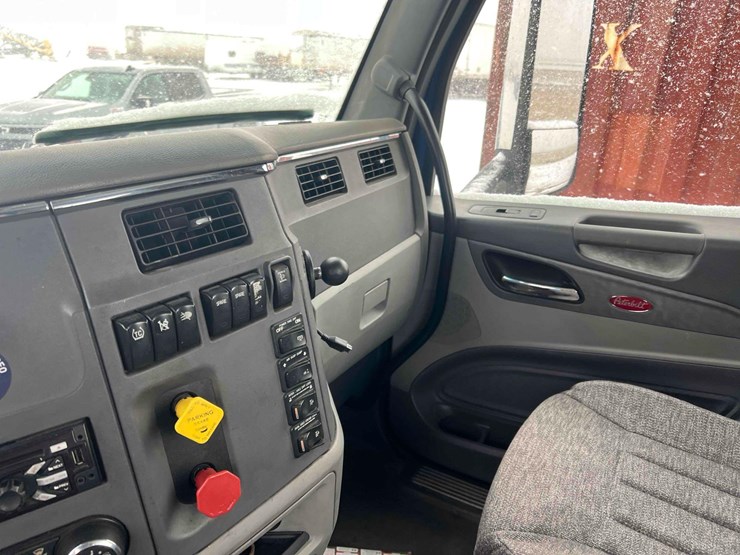2016-peterbilt-579-image-49