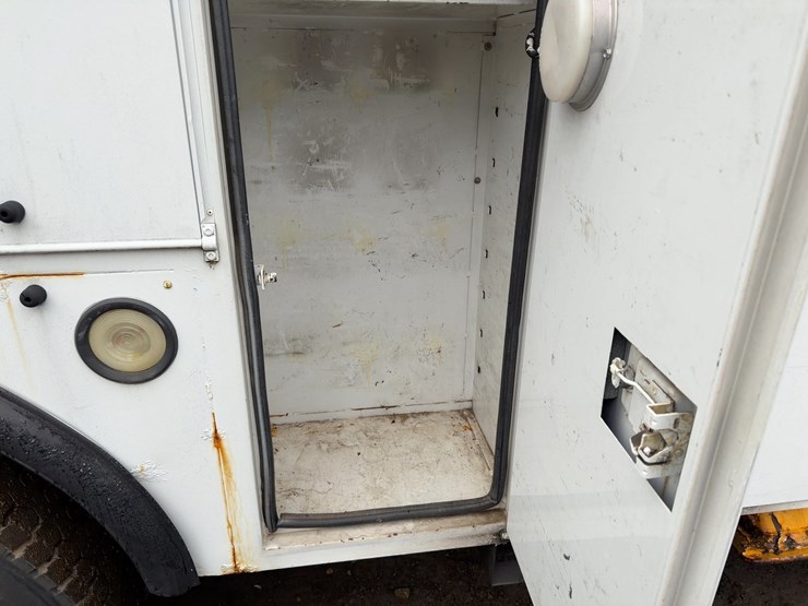 2002-freightliner-fl70-image-21