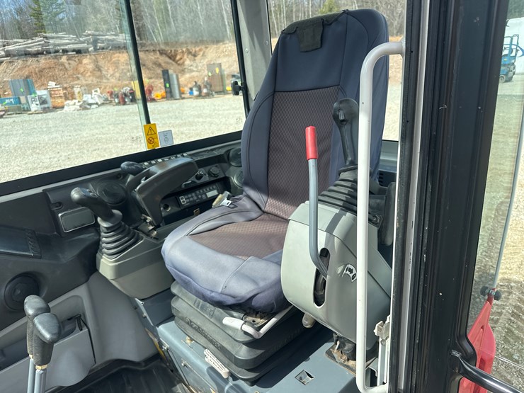 2014-takeuchi-tb240-image-37