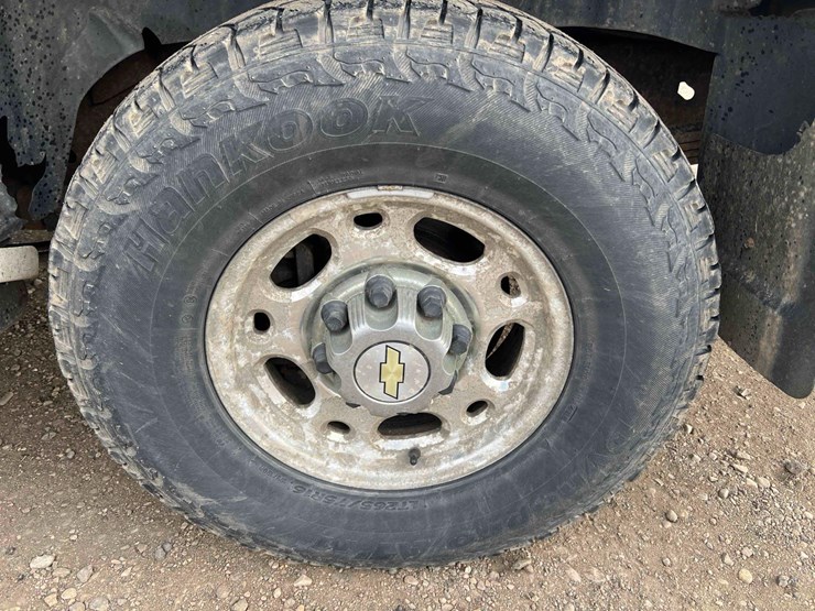 2005-chevrolet-suburban-image-26