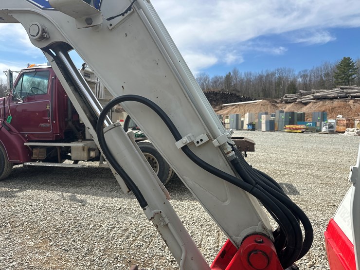 2014-takeuchi-tb240-image-17