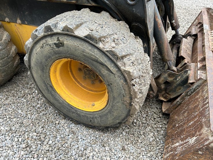 2016-new-holland-l230-image-12