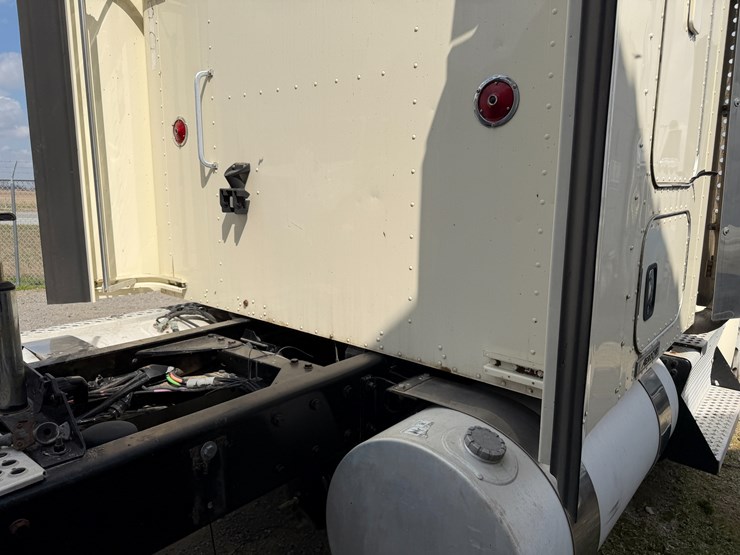 2012-kenworth-900b-image-51