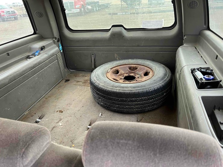 2005-chevrolet-suburban-image-14