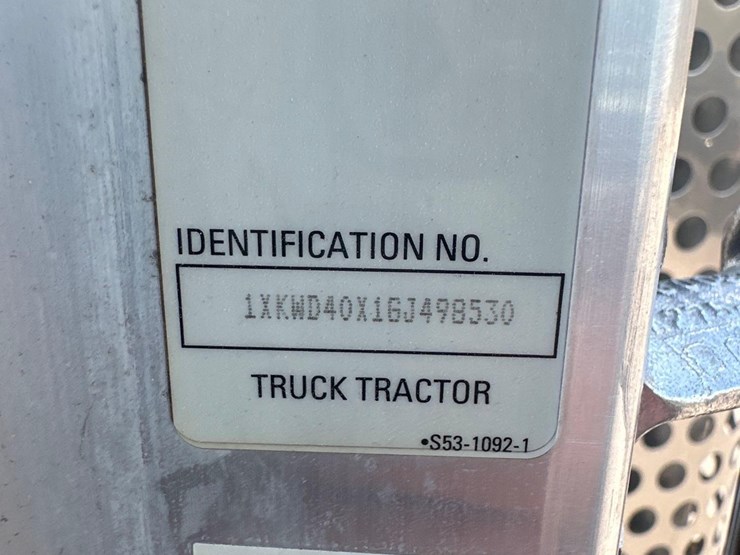 2016-kenworth-w900l-image-35