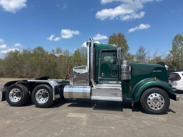 2016-kenworth-w900l-image-3