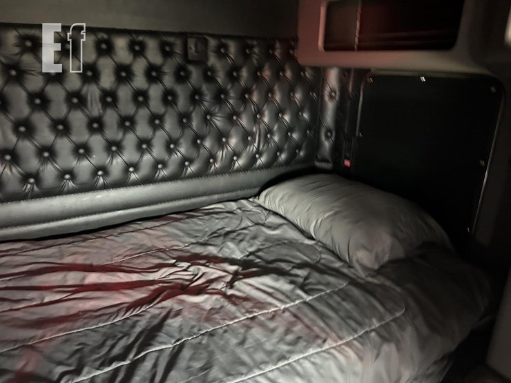 2025-kenworth-w900-image-37