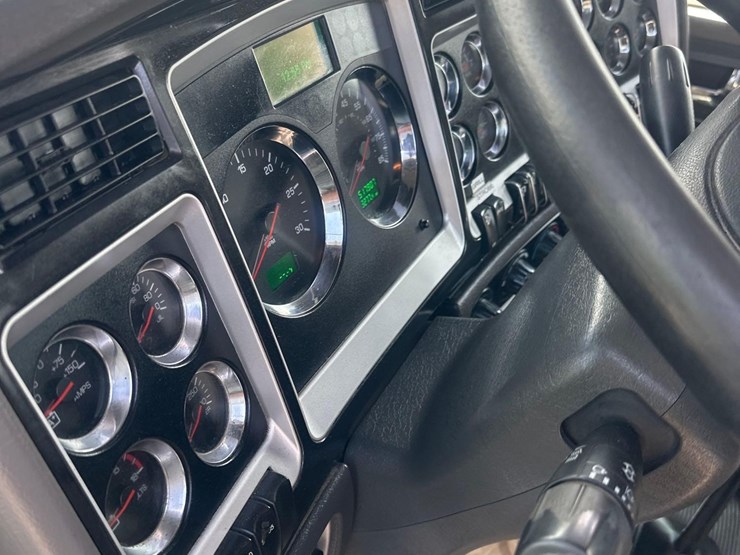 2016-kenworth-w900l-image-39