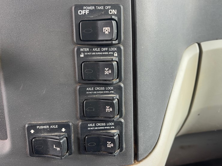 2018-peterbilt-567-hydrovac-truck-image-36