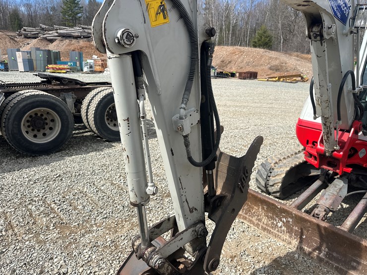 2014-takeuchi-tb240-image-22