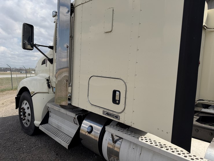 2012-kenworth-900b-image-30