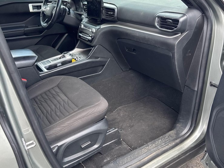 2016-ford-explorer-platinum-image-17