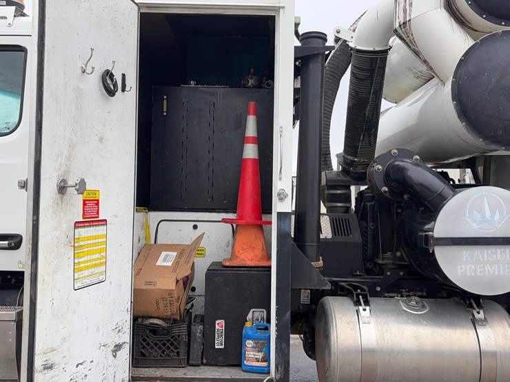 2018-peterbilt-567-hydrovac-truck-image-26