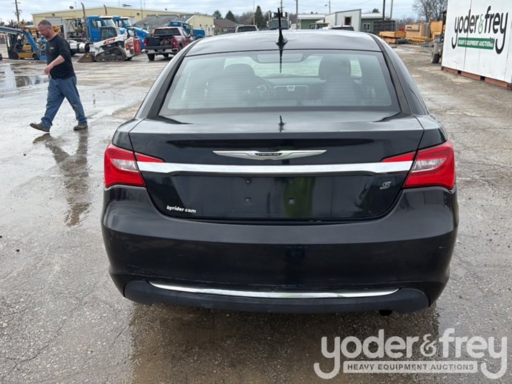 2013-chrysler-200-image-22