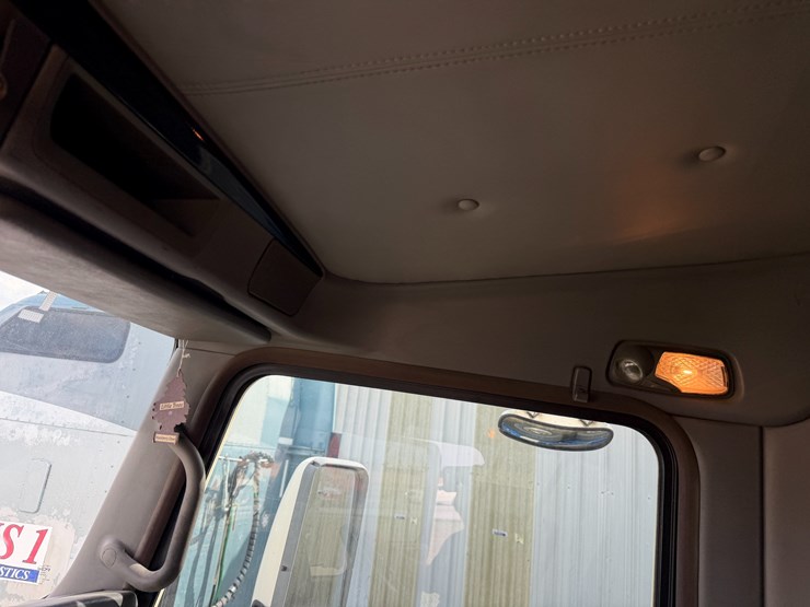 2012-kenworth-900b-image-80