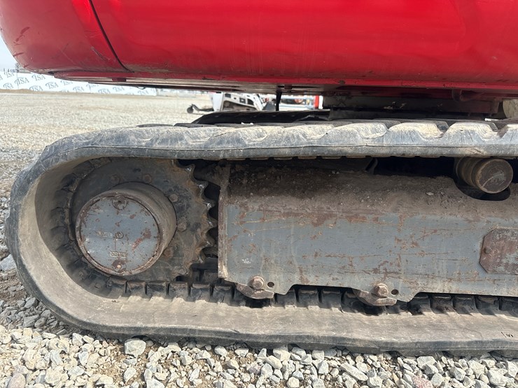 2014-takeuchi-tb240-image-60