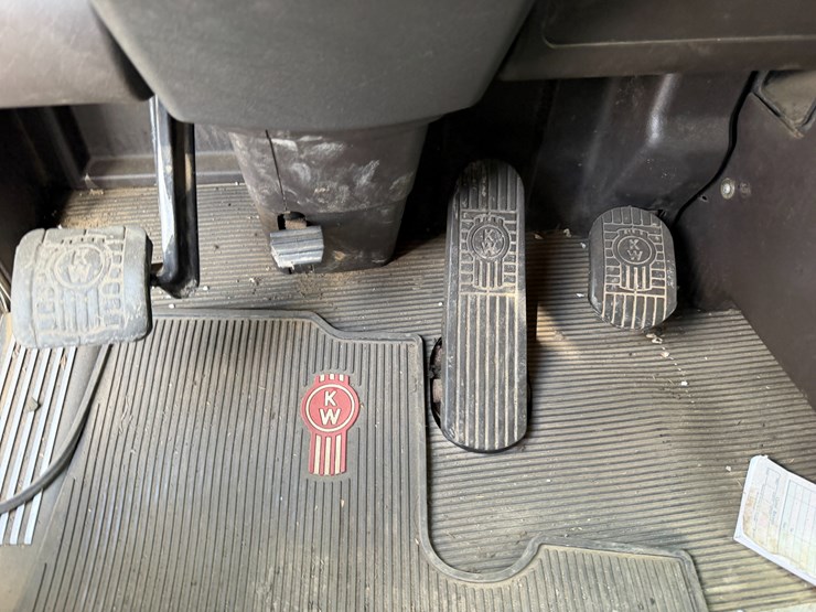 2012-kenworth-900b-image-75