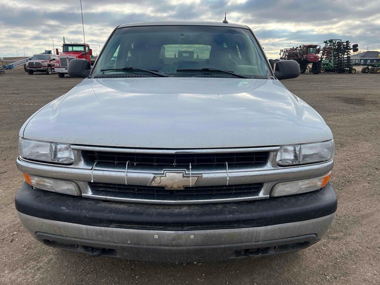 2005-chevrolet-suburban-image-2